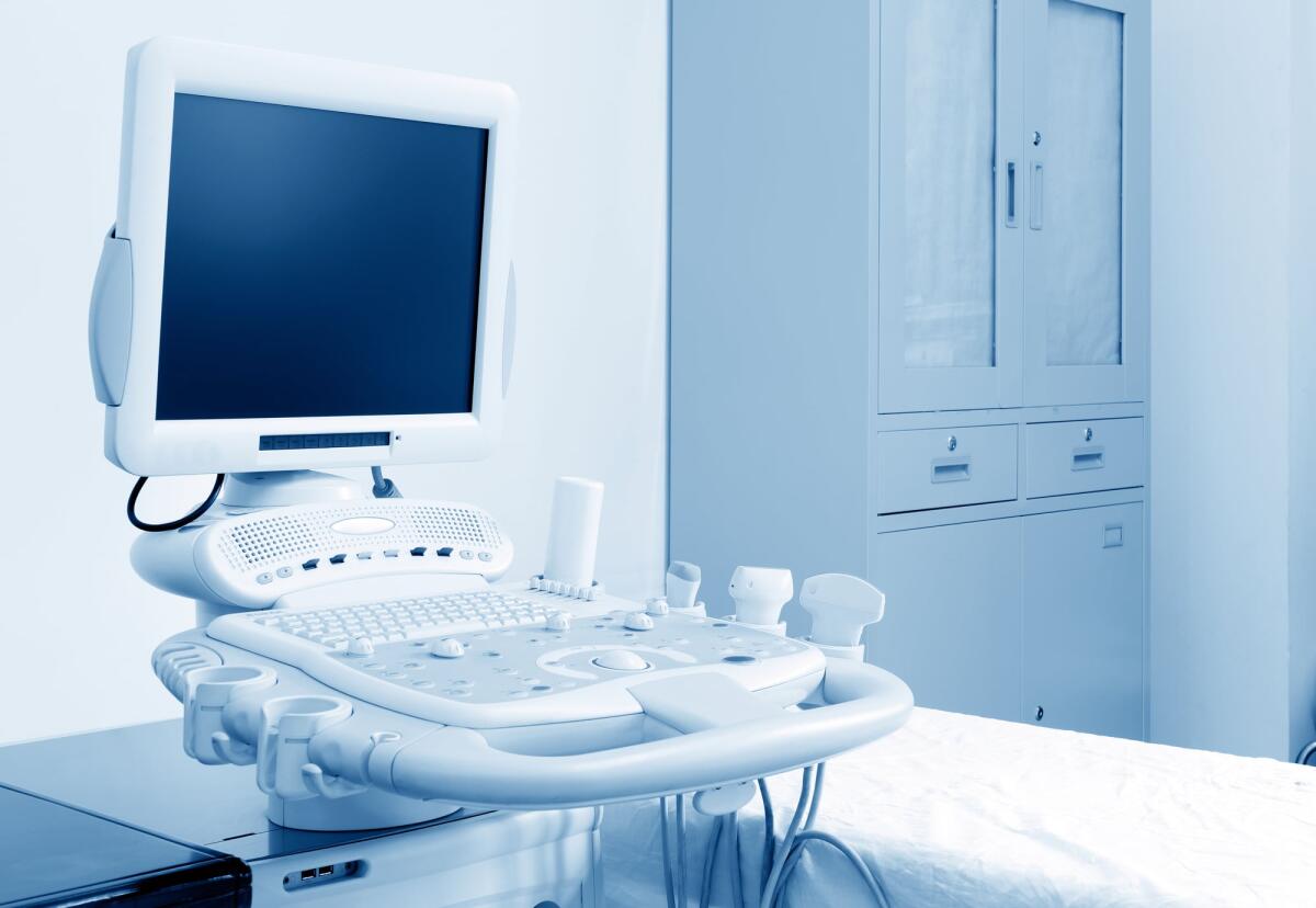 Ecografia US: cos'è, come funziona e nuova metodologia - Interior of examination room with ultrasonography machine in hospital