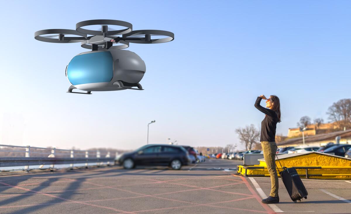 Lilium Jet, l'auto volante che cambierà il nostro modo di spostarci - woman waiting for passenger drone transport