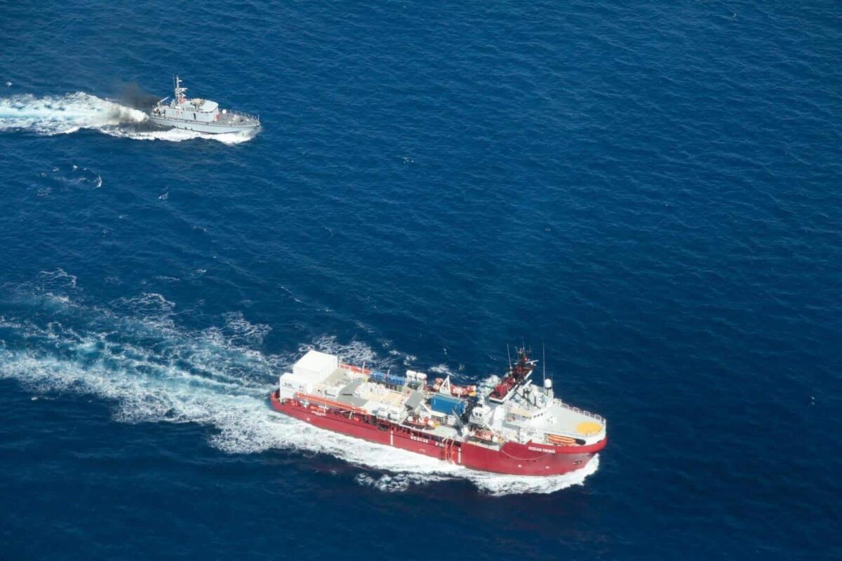 Migranti sbarcano a Salerno: Ocean Viking salva altre 92 anime - 
