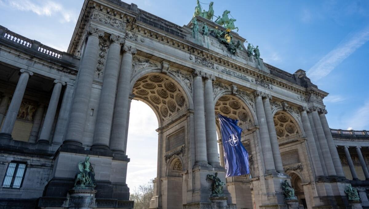 74esimo anniversario della NATO: si festeggia l’ingresso della Finlandia - NATO Flag at the Arches of the Cinquantenaire in Brussels for the occasion of NATO Day