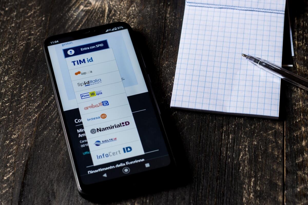 SPID: quale sarà il futuro dell'identità digitale in Italia? - Benevento / Italy, 5 December 2021: Opening of the InPA site for registration via the Spid on the screen of a smartphone. InPA is the National Recruitment Portal in Italy.