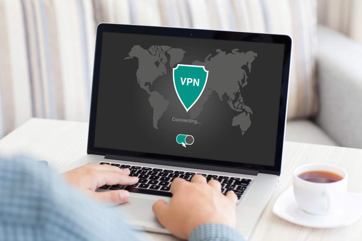 VPN: cos'è, come funziona, tipologie, installazione e costi - man holding notebook with app vpn creation Internet protocols for protection private network