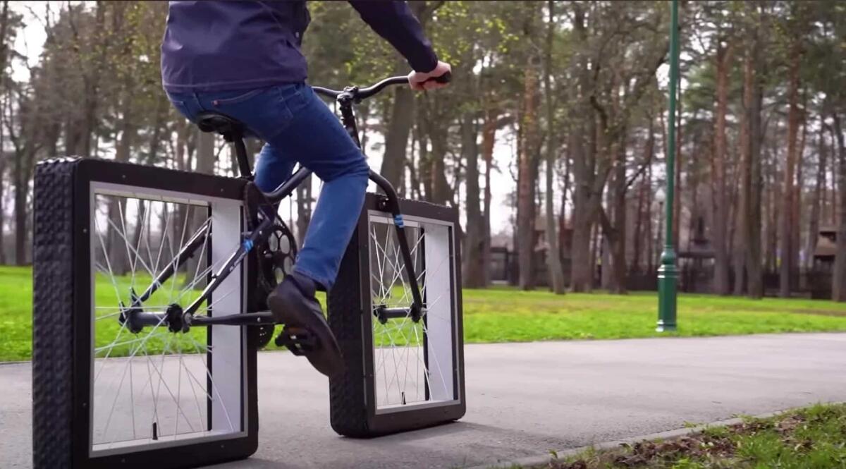 Bici con ruote quadrate? Oggi è realtà grazie a questa soluzione che sembra un'illusione ottica - 