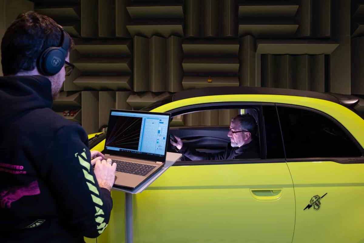 Abarth 500e: 6.000 ore di lavoro per realizzare il finto rombo - 