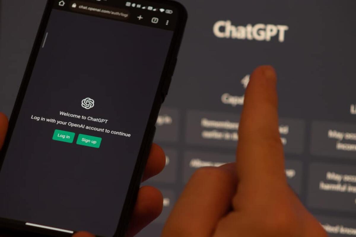 ChatGPT lancia la caccia al tesoro: come vincere 20.000 dollari subito - Warsaw Poland - February 24, 2023: ChatGPT login screen seen on smartphone screen. OpenAI chat bot