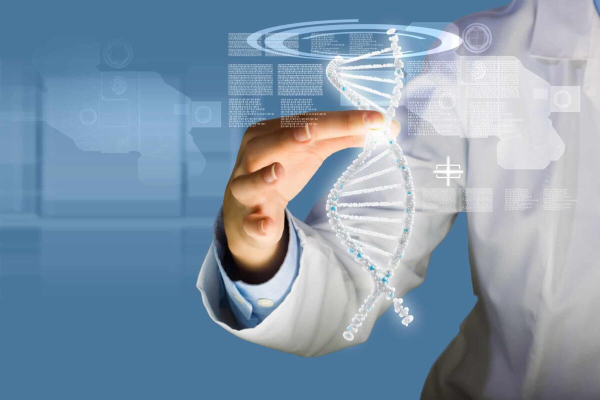 Scoperta una nuova malattia rara genetica scambiata per allergia - Woman scientist touching DNA molecule image at media screen