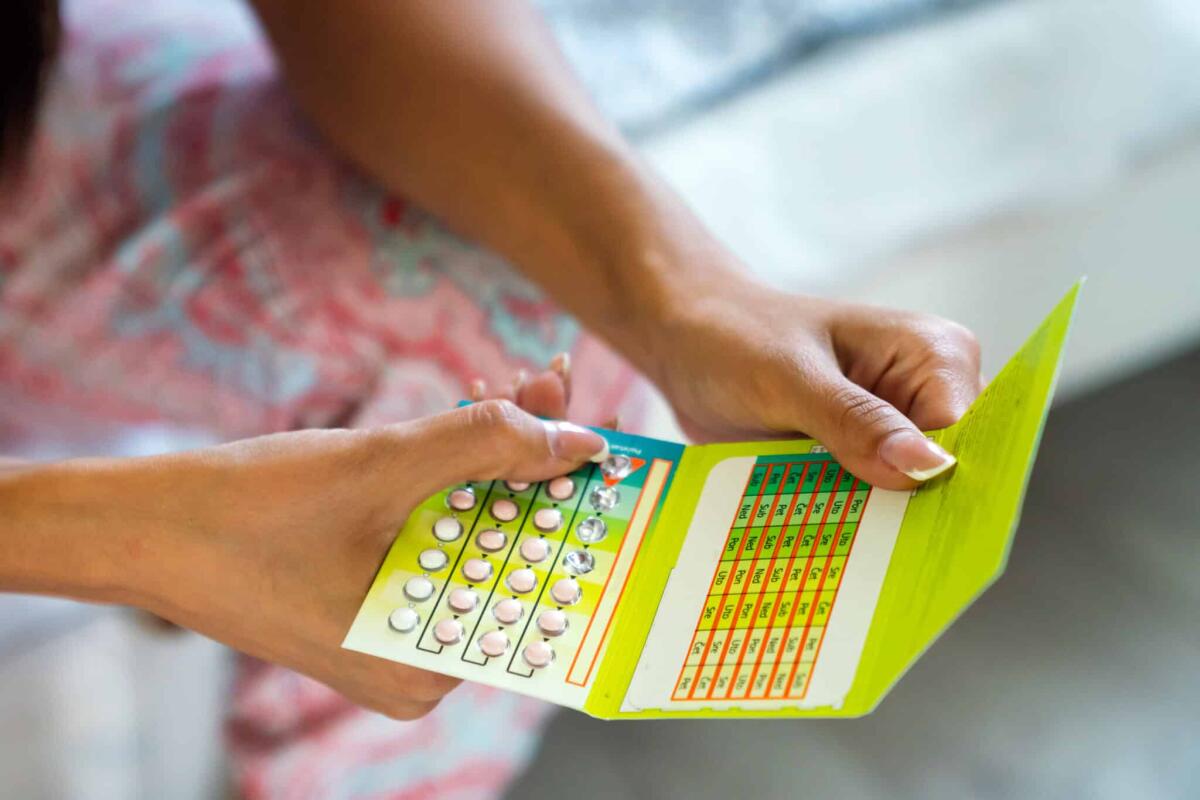 L'Aifa decide: pillola anticoncezionale gratuita - Young woman holding contraceptive pill or birth control pill