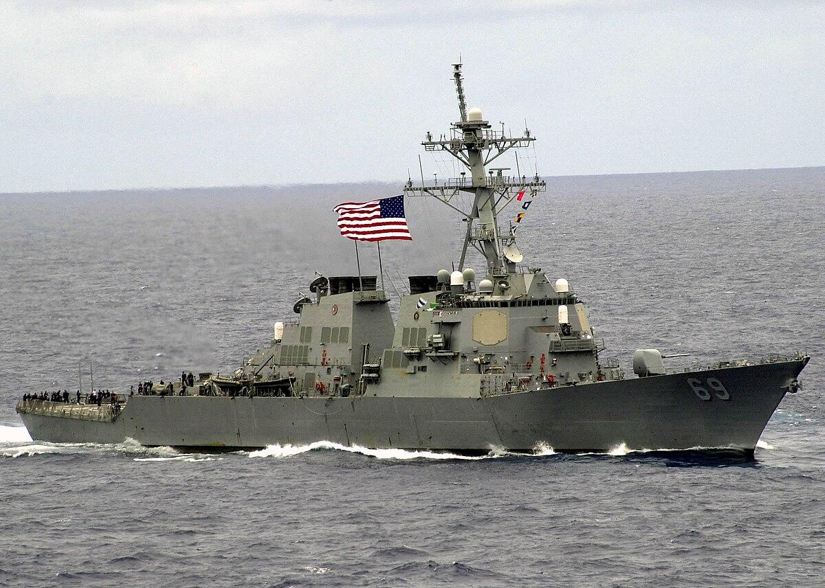 Cacciatorpediniere USA nello stretto di Taiwan: tensioni con la Cina - 030520-N-0295M-008.ABOARD USS CONSTELLATION (May 20, 2003) Ð During a practice sea power demonstration for Constellation's upcoming Tiger Cruise, the Destroyer Milius (DDG-69) proudly displays it's large American Flag as it sails by Constellation (CV