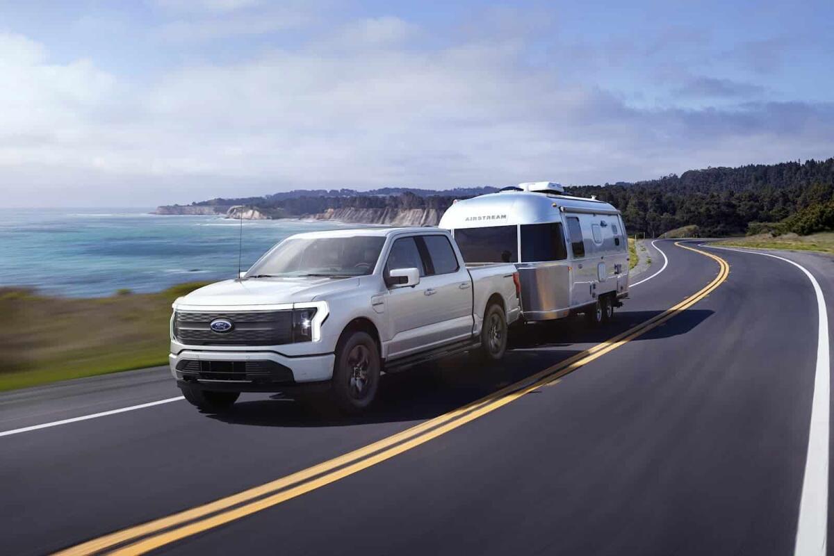 Ford: nuovo brevetto mostra lo specchietto autoadattabile per la retromarcia con rimorchio - 