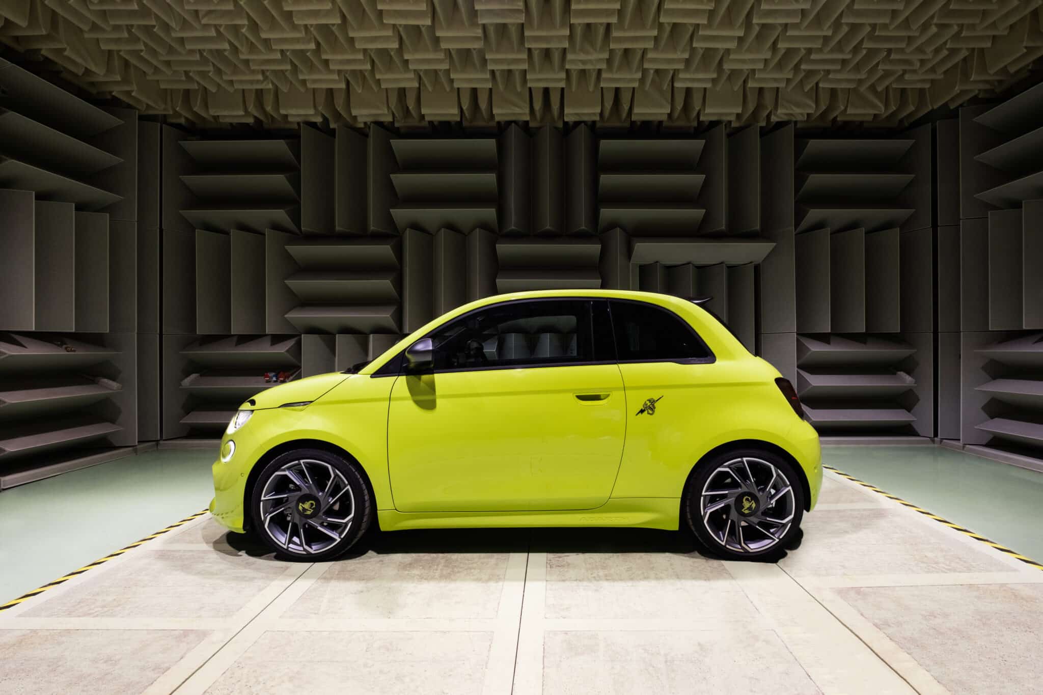 Abarth 500e nella camera semianecoica