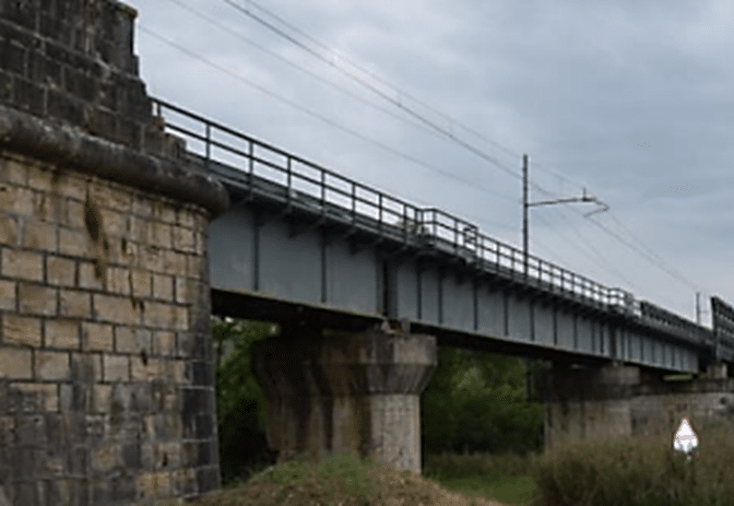 Travata a parete piena a via superiore