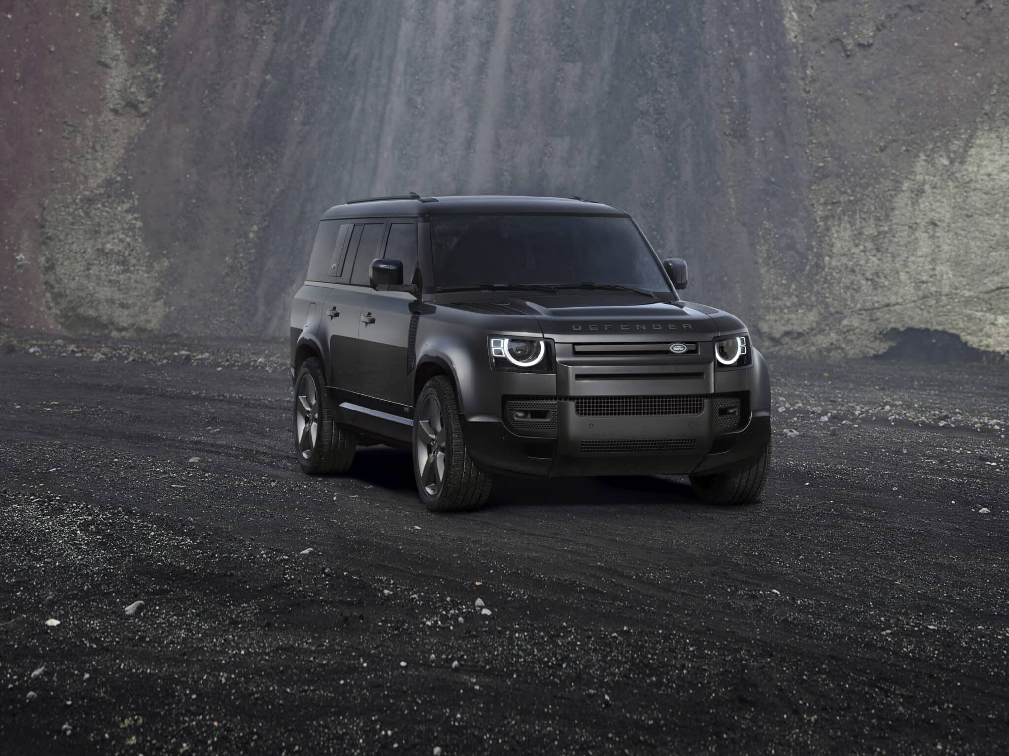 Land Rover Defender 130: nuove varianti presentate, una con V8 da 500 CV