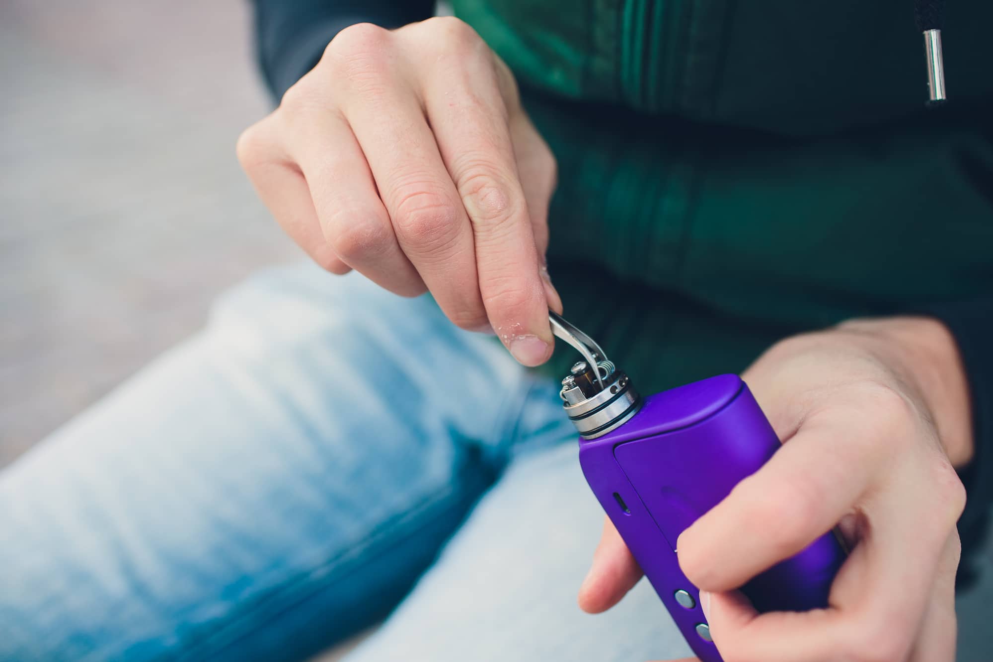 Maintenance of electronic mech mod vaping device.Modern vaporizer e-cig gadget to vape glycerin e-liquid.Vaper device repair service.Master replace wire for smoking.Ecig rapairing process