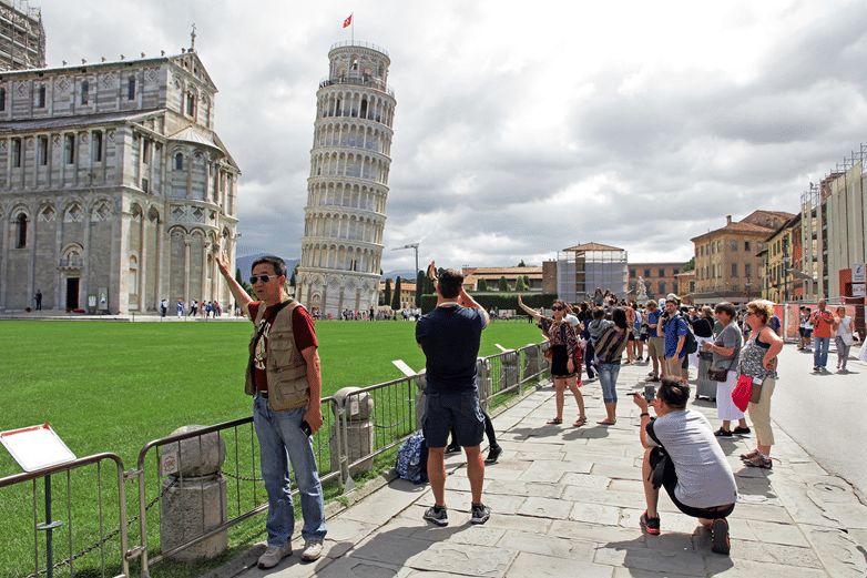 Turisti che "sorreggono" la Torre di Pisa