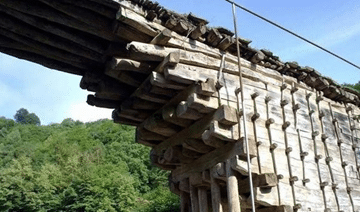 Particolare del ponte di legno in Daghestan (fonte: Quora)