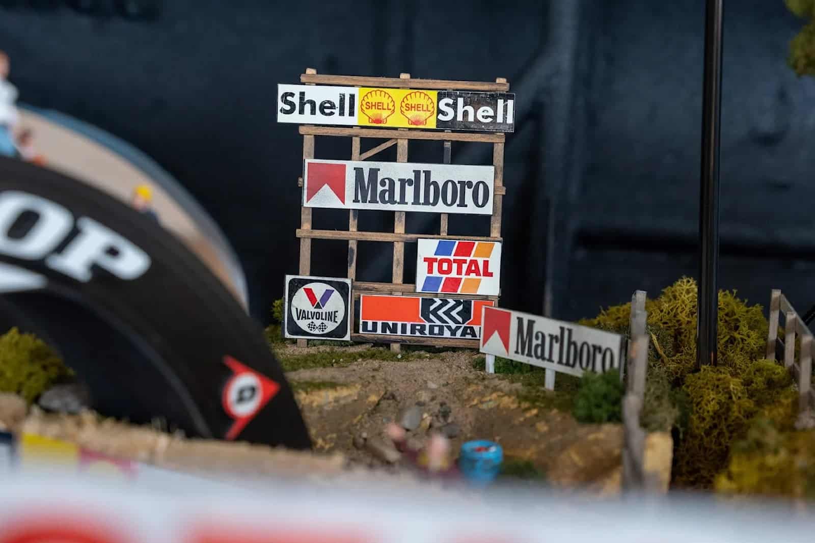 Gli sponsor e i cartelloni verniciati a mano lungo il circuito per lo slot car
