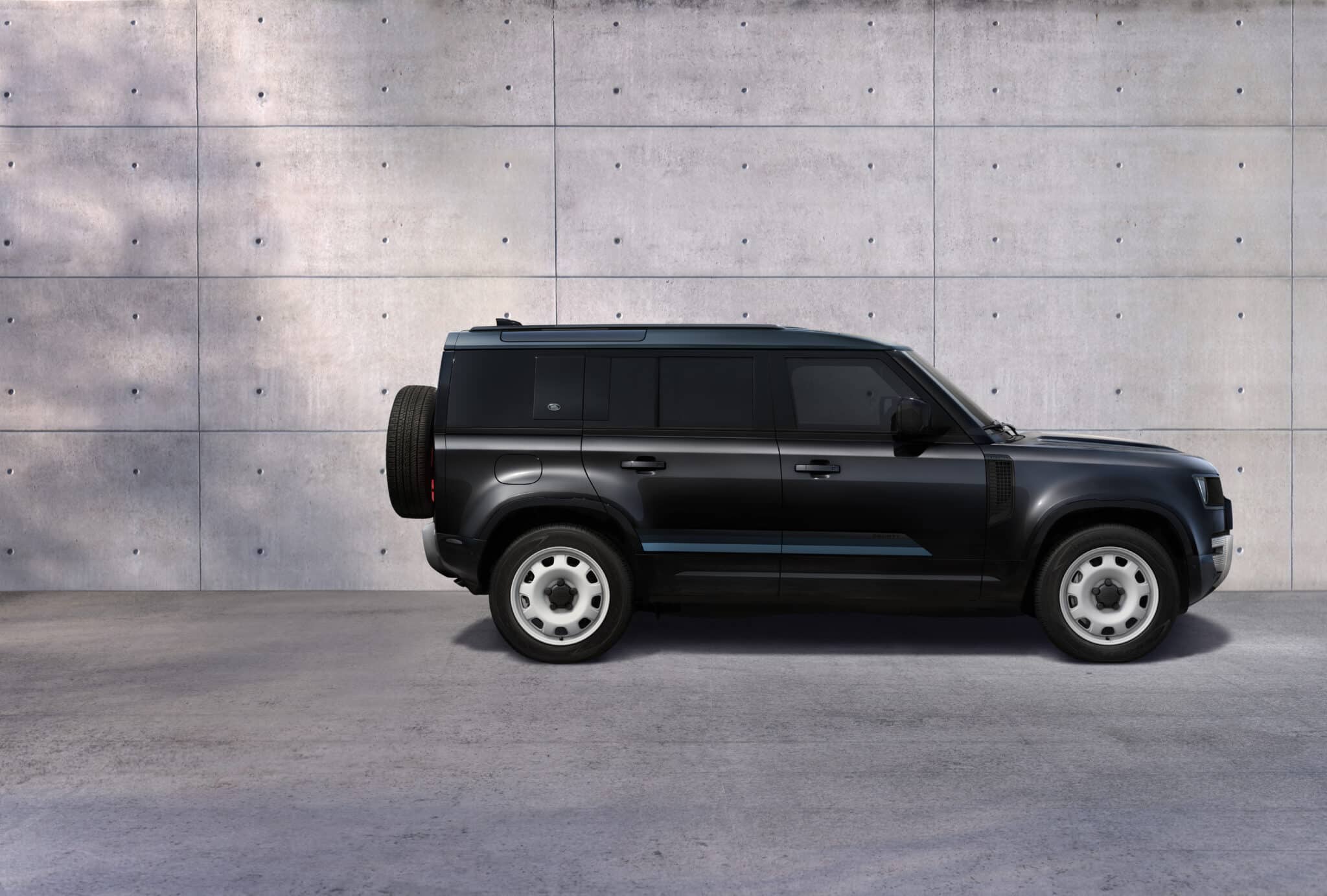 Land Rover Defender 130: nuove varianti presentate, una con V8 da 500 CV