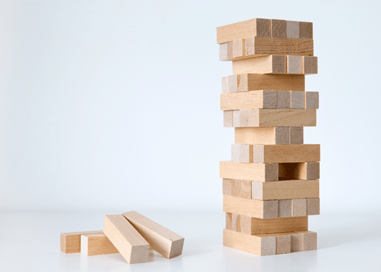 Gioco con torre di legno