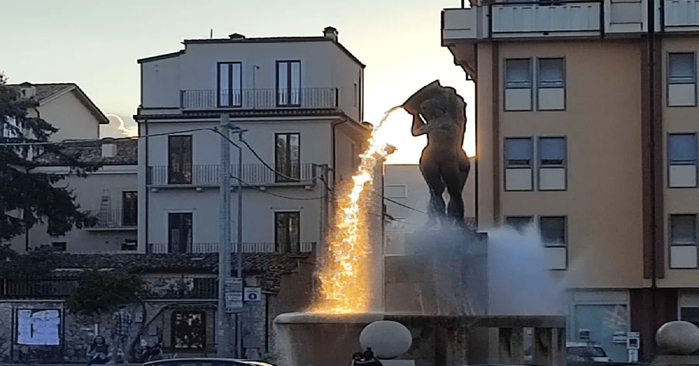 La “lava” della Fontana Luminosa de L’Aquila (Credits: Dusty Old Thing)
