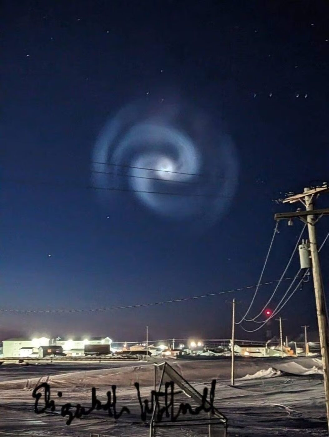 Un'altra immagine della spirale apparsa nel cielo in Alaska. Credit: Elizabeth Withnall