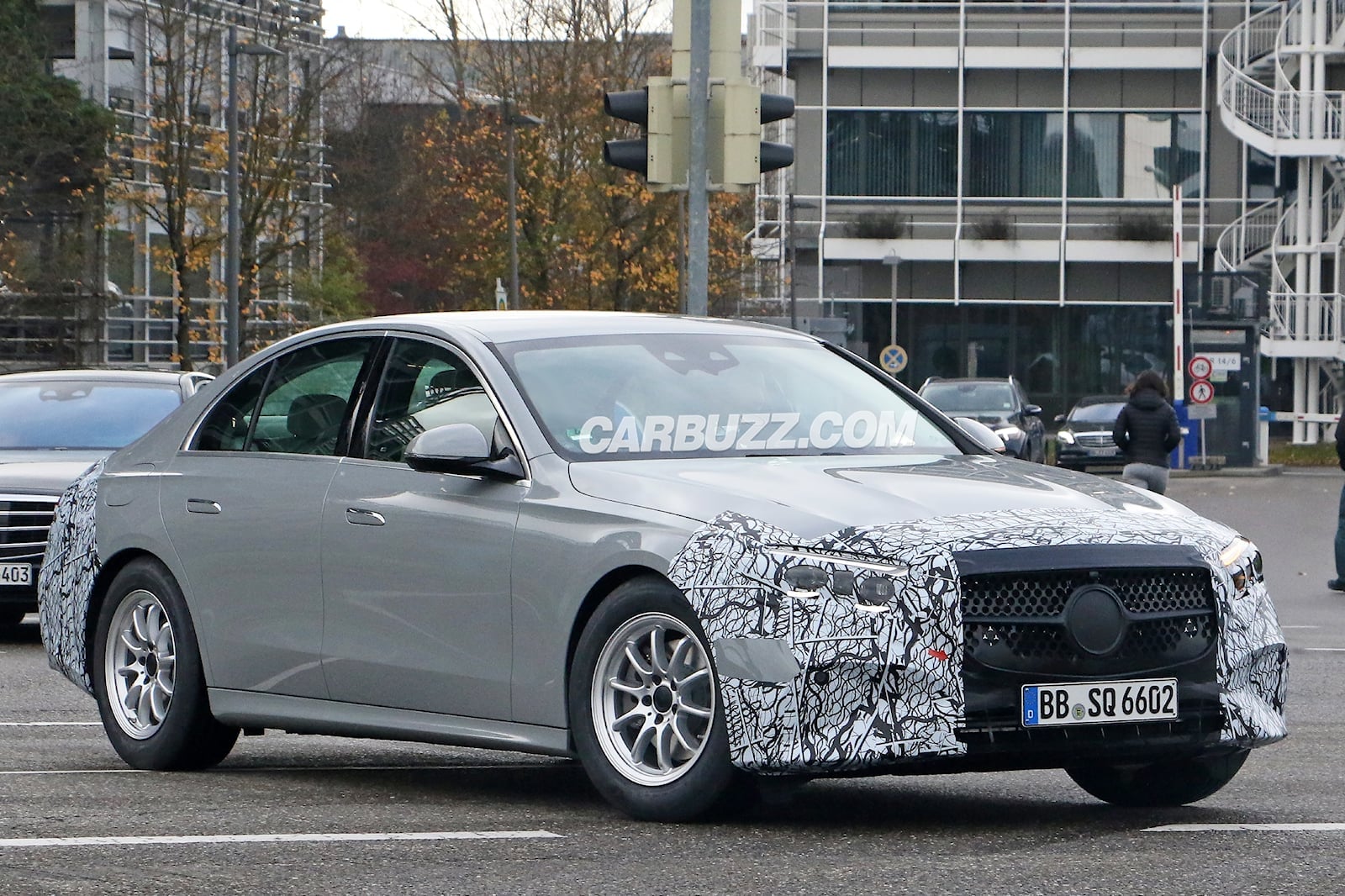 Foto spia della prossima Mercedes Classe E - Credits: CarBuzz