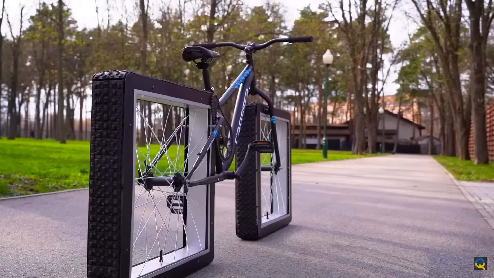 La bici con le ruote quadrate può stare in piedi da sola e non ha bisogno di cavalletto