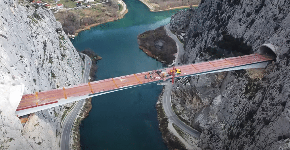 Fase di giunzione dell’impalcato del Cetina Bridge. (Credits: EdoStuff Aviation)