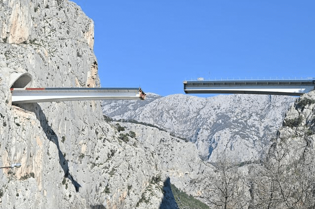 Fase costruttiva dell’impalcato del Cetina Bridge. (Credits: Alamy)