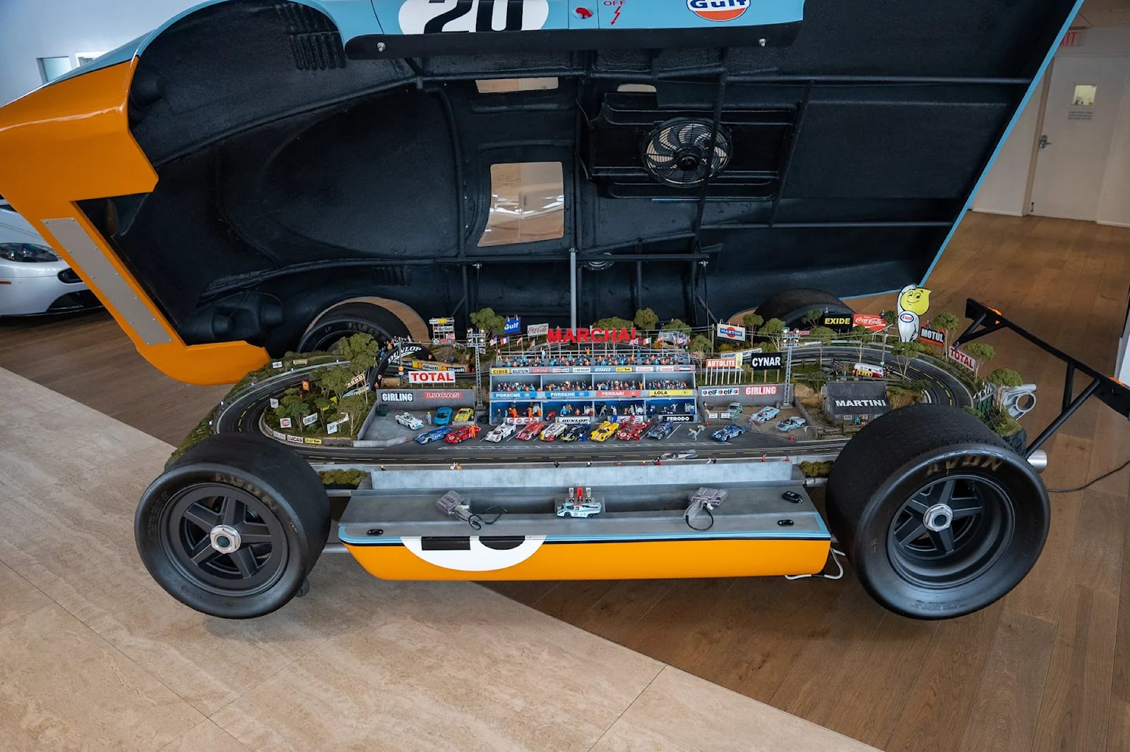 Porsche 917: questo "esemplare" costa 87 mila dollari ed è una pista per auto