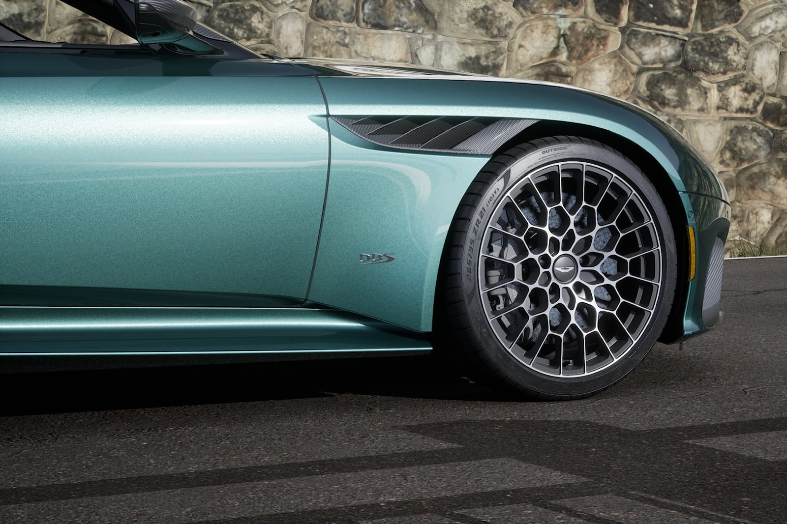 Aston Martin DBS 770 Ultimate Volante: la cabrio con V12 e 770 CV