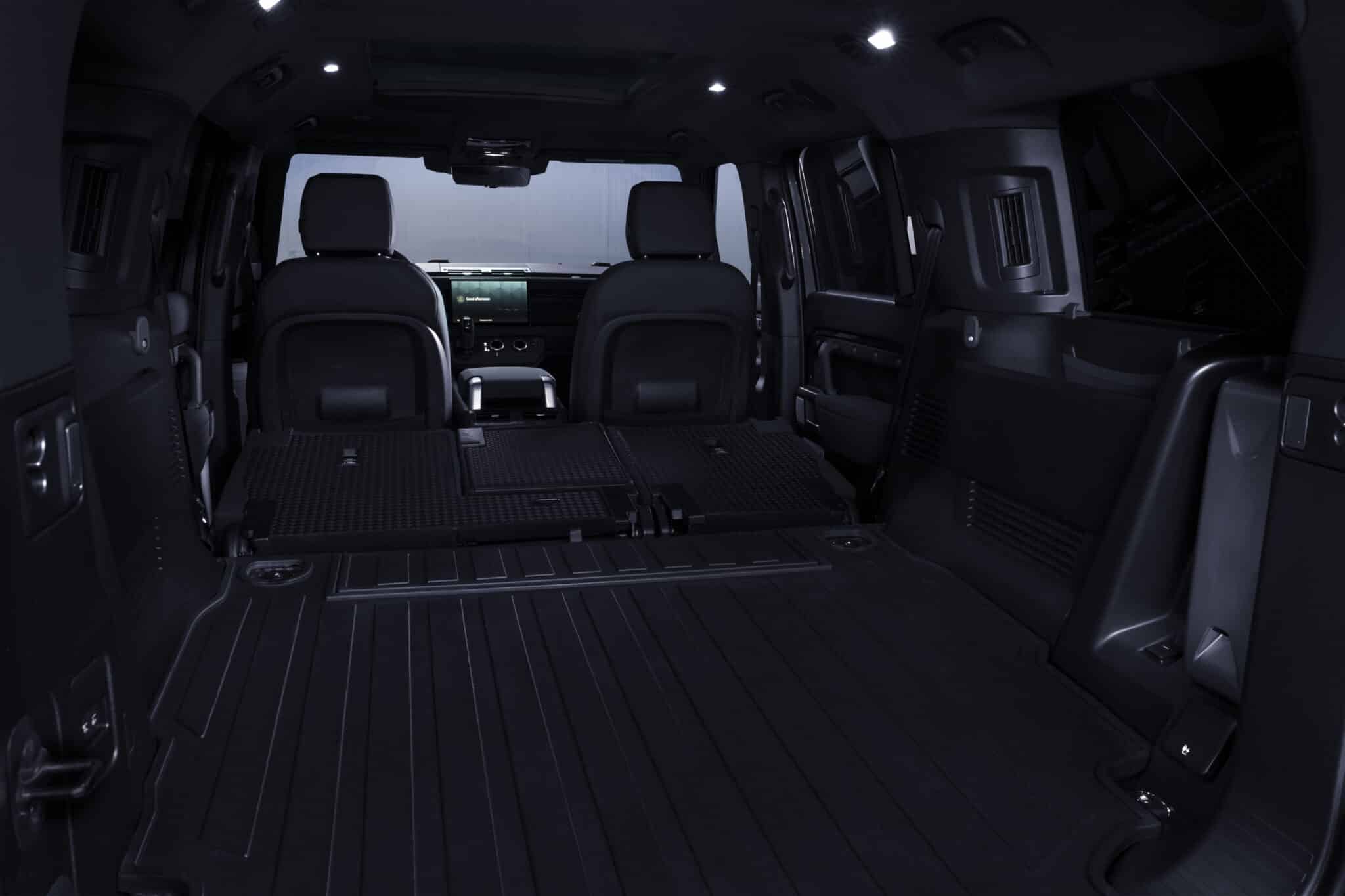 Land Rover Defender 130: nuove varianti presentate, una con V8 da 500 CV