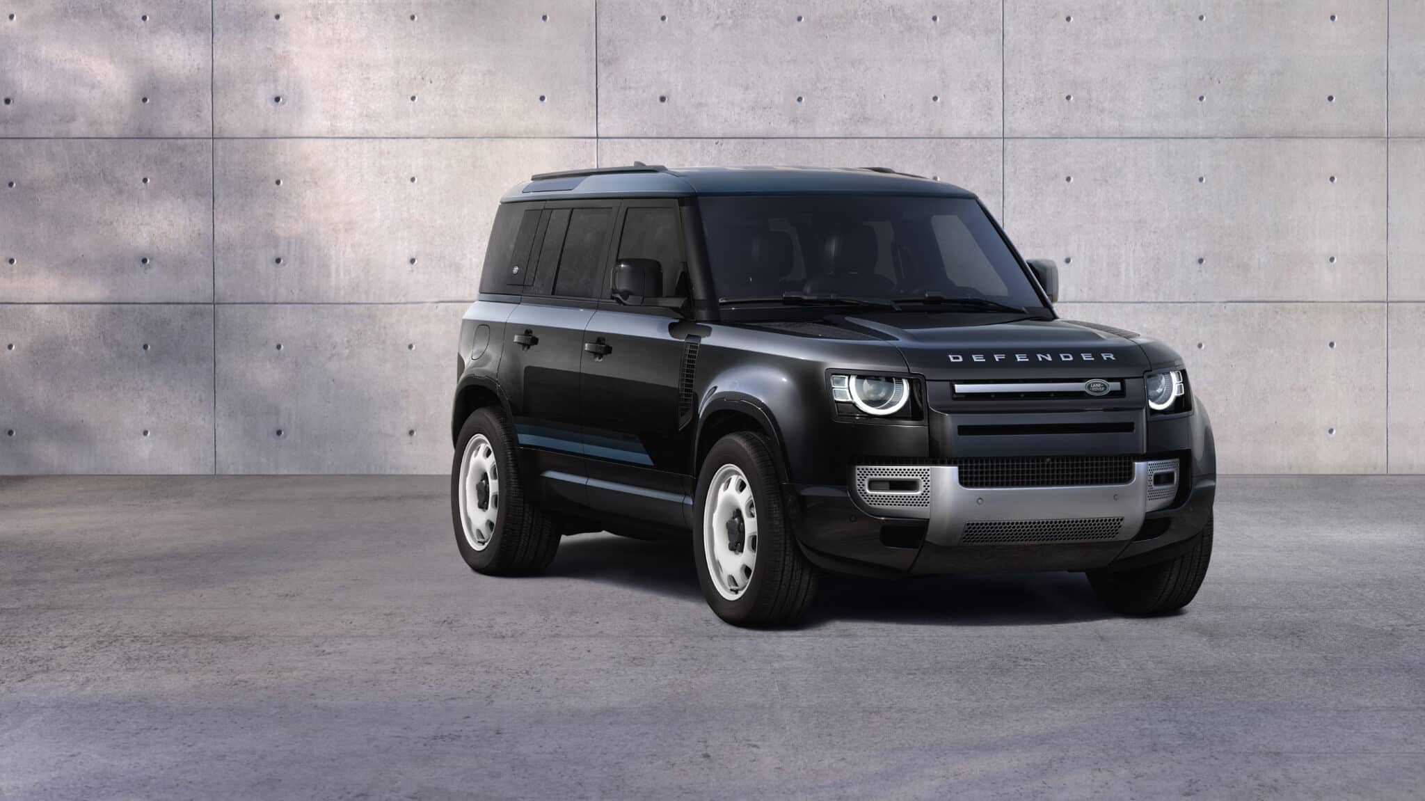 Land Rover Defender 130: nuove varianti presentate, una con V8 da 500 CV