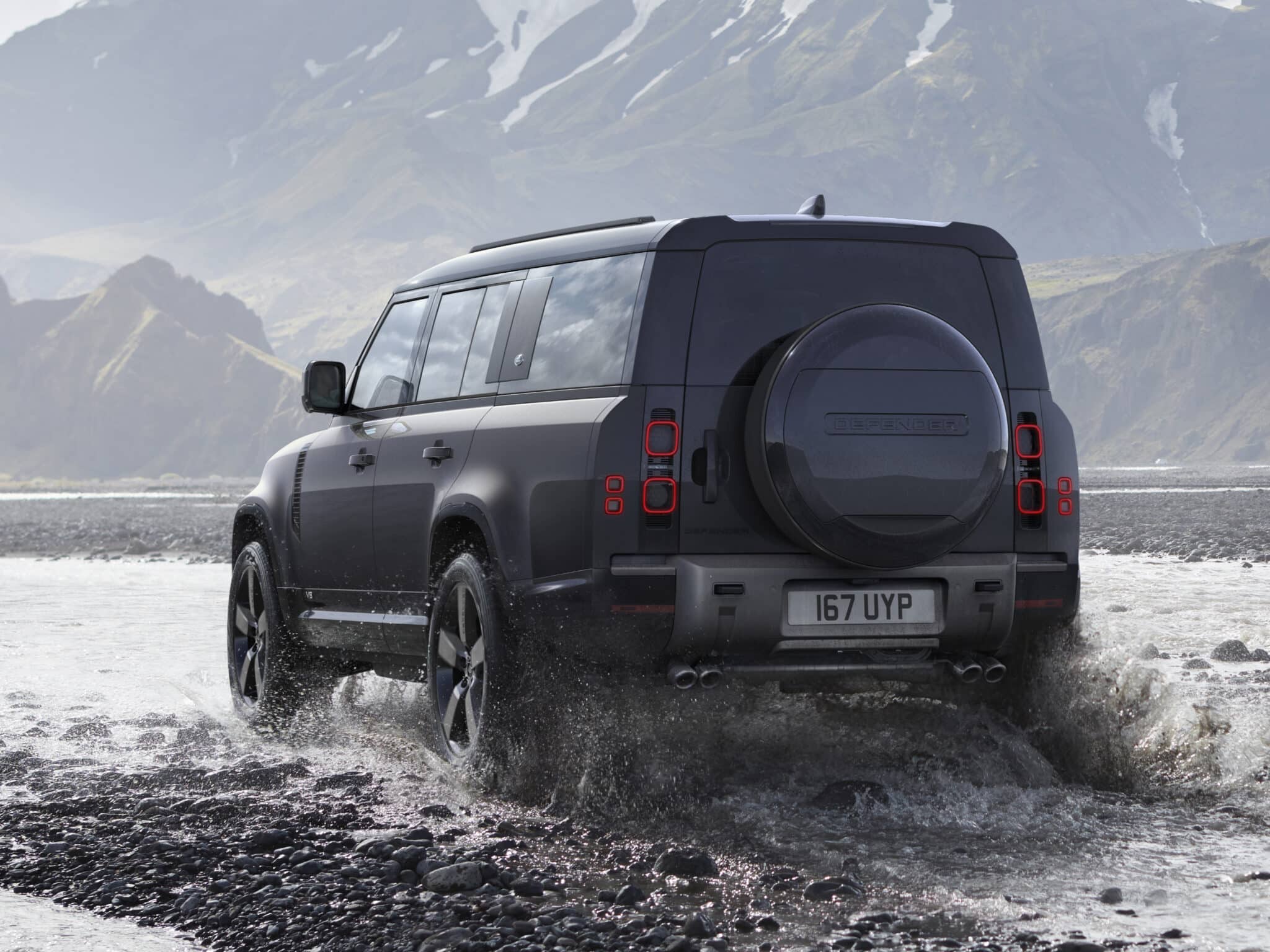 Land Rover Defender 130: nuove varianti presentate, una con V8 da 500 CV