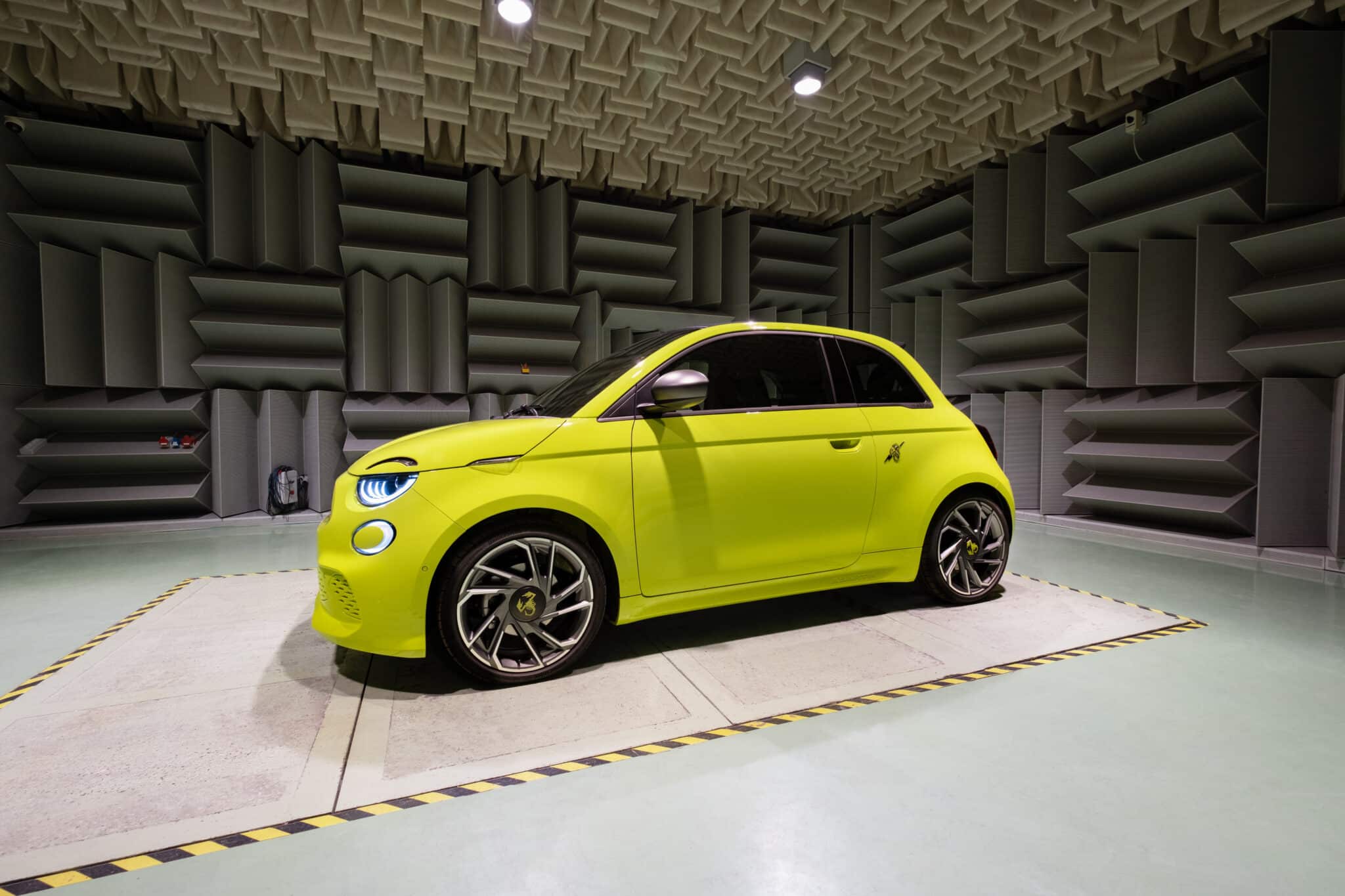 Abarth 500e posizionata in una camera semianecoica