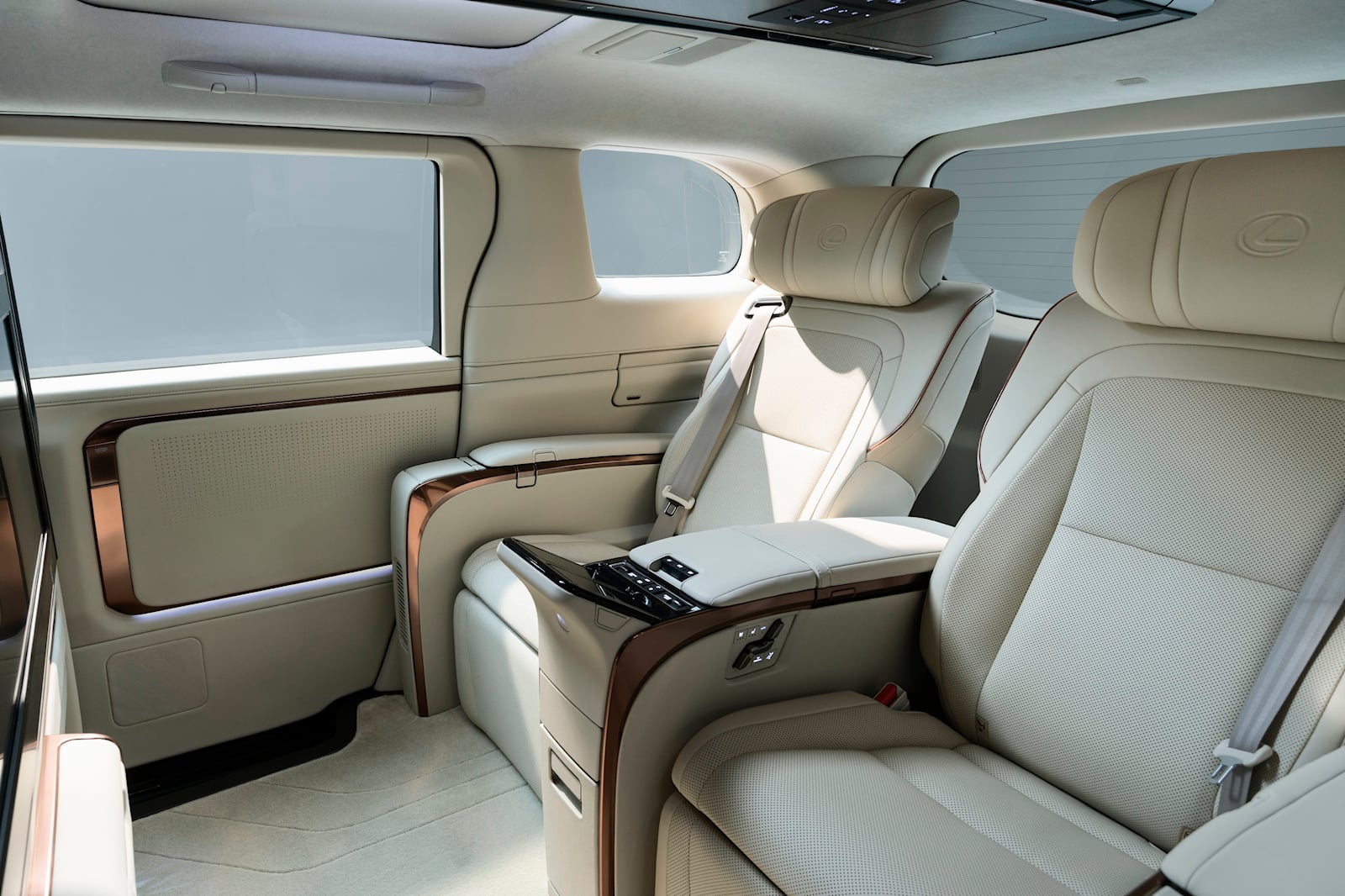 Lexus LM presentato al Salone di Shanghai: il comfort è l'obiettivo principale