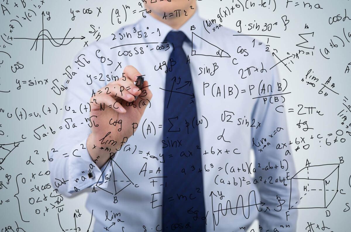 Le formule che hanno cambiato la storia della matematica - young businessman drawing mathematics equations and formulas