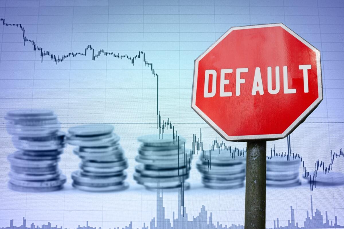 Debito USA sotto esame: rischio default USA e conseguenze per l’Europa - Default sign on economy background - graph and coins. Financial crash in world economy because of coronavirus. Global economic crisis, recession.