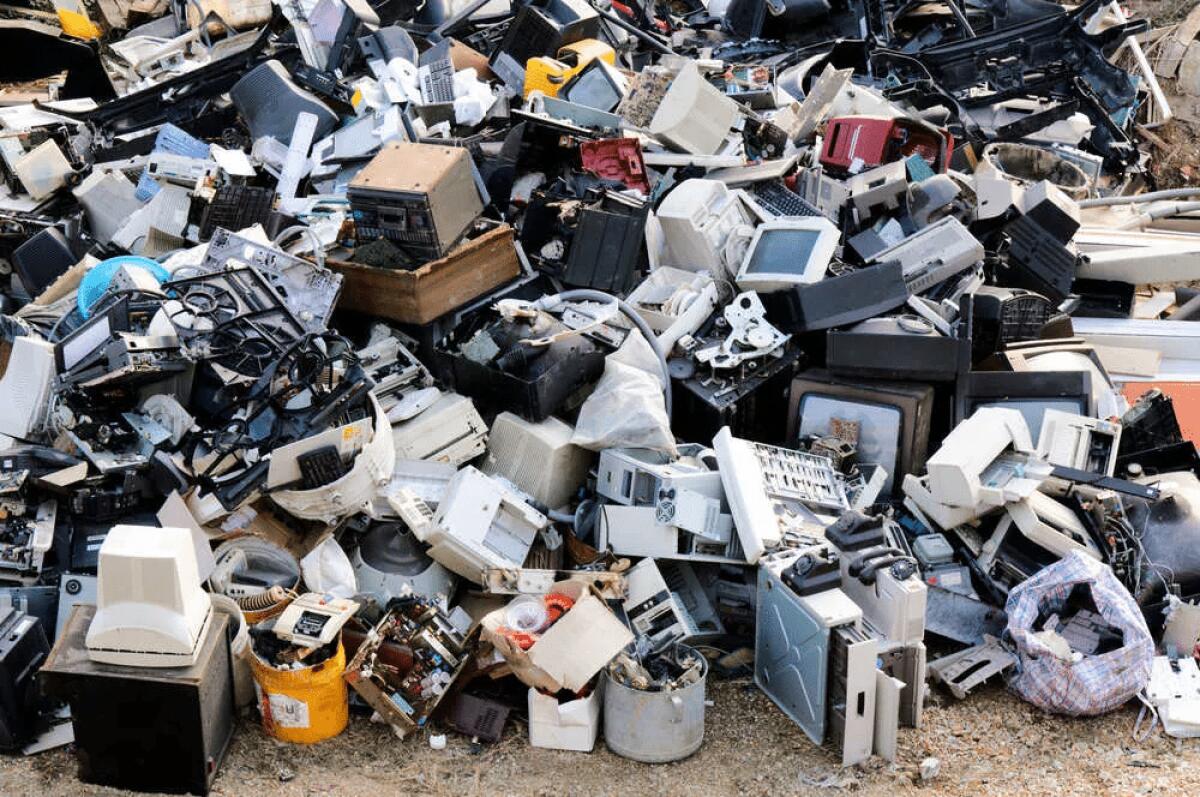 Smaltimento rifiuti elettronici: come gestire giradischi, lettori e cuffie - 