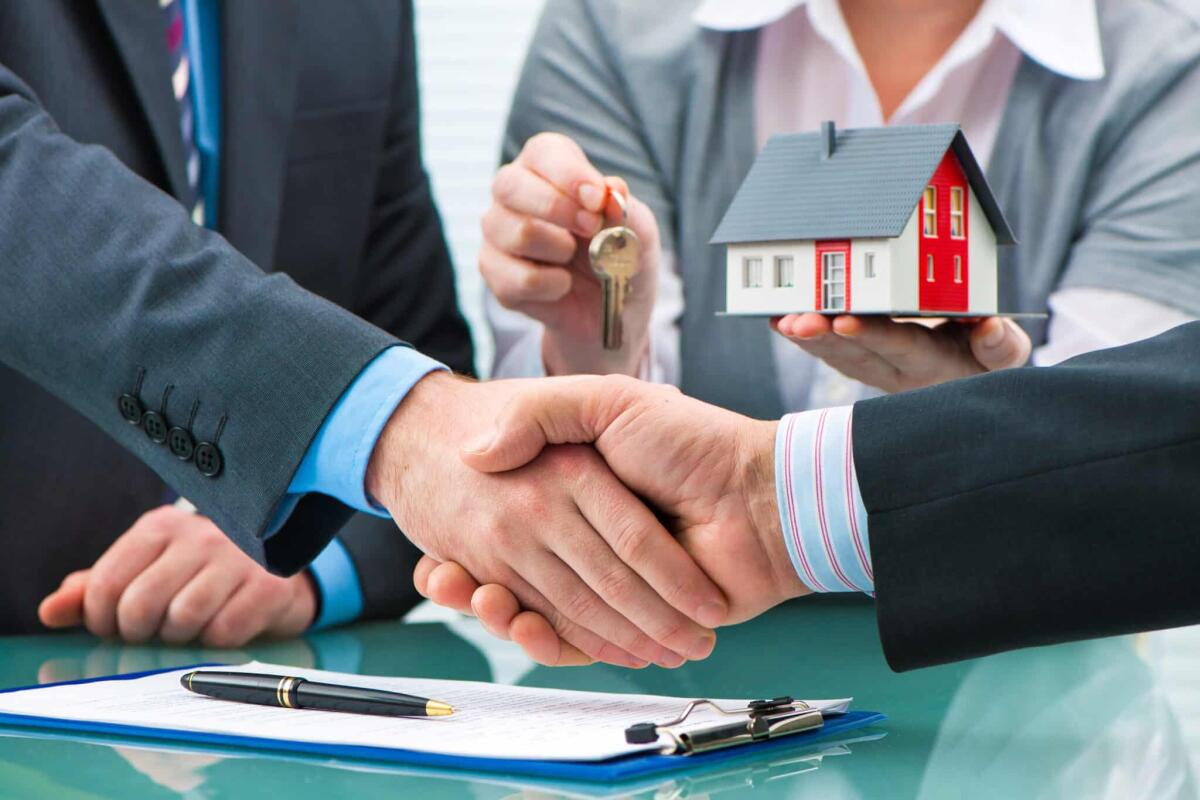 Finanziamento per imprese e privati: come fare per richiederlo - Estate agent shaking hands with customer after contract signature