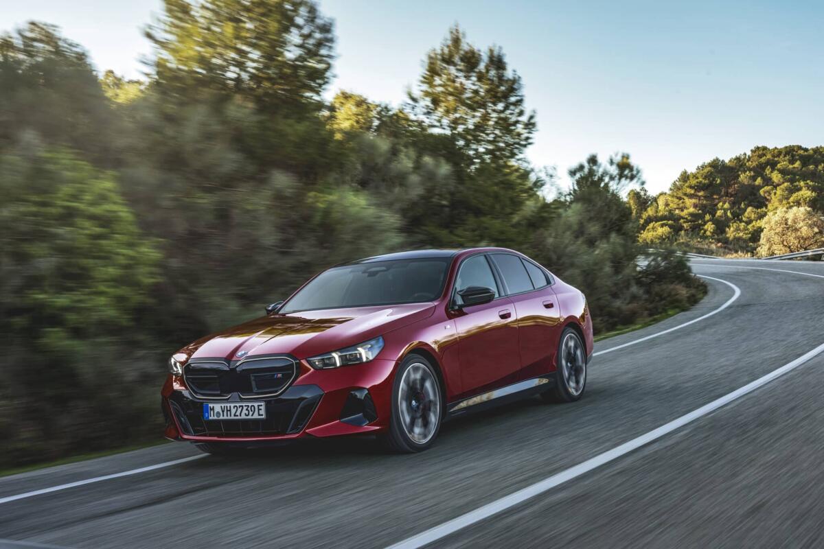 BMW Serie 5 si rinnova e arriva anche in versione elettrica: caratteristiche, allestimenti - 