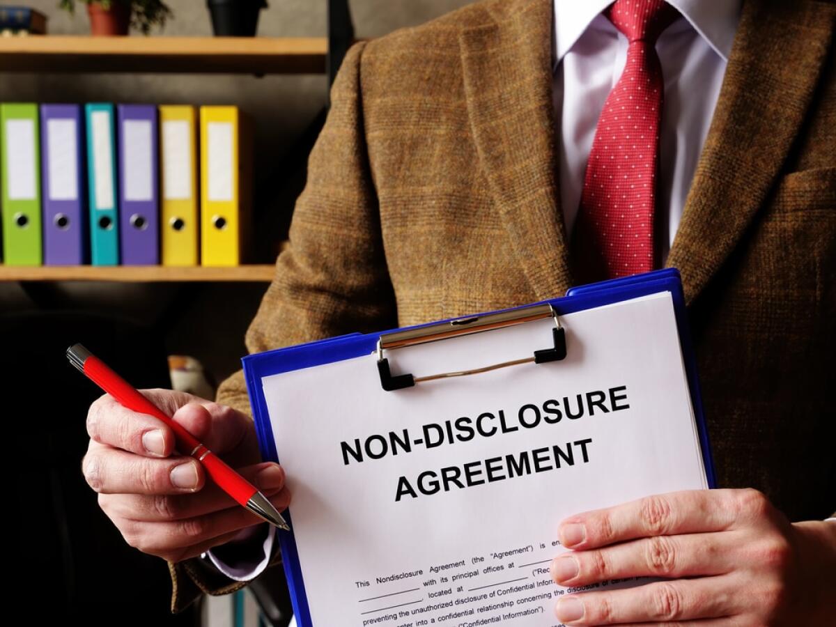 Modello NDA e patto di riservatezza: cosa sono e come scriverli - Head suggests signing Non-Disclosure Agreement NDA.