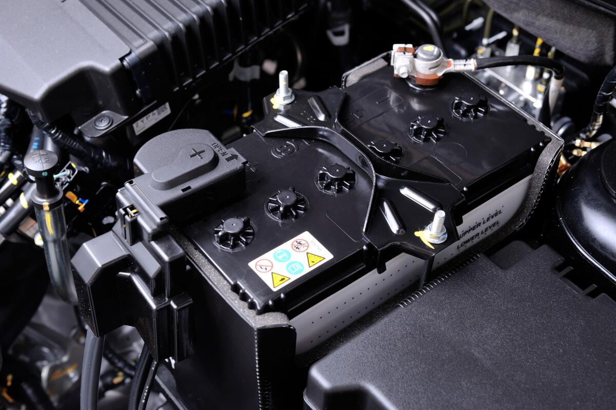 Batteria da record di CATL promette di rivoluzionare il mondo dell’elettrico - closeup new battery car in engine room