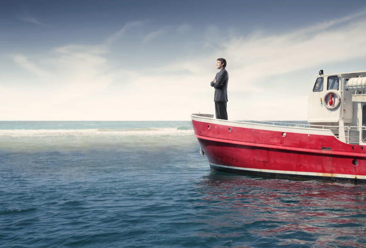 Mare e burocrazia: dagli incidenti agli enti di classificazione - Businessman standing on a boat in the sea