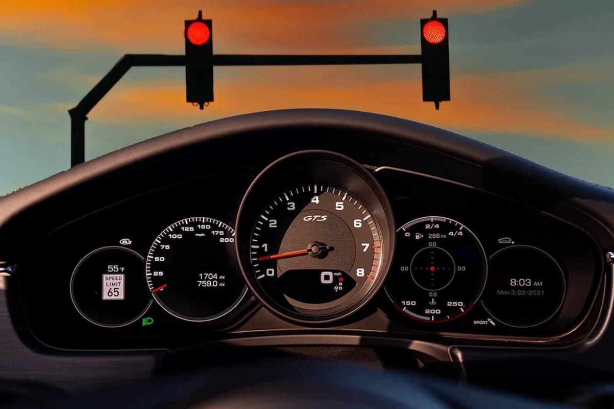 Porsche: nuovi brevetti spiegano una tecnologia specifica per la "lettura" del semaforo - 