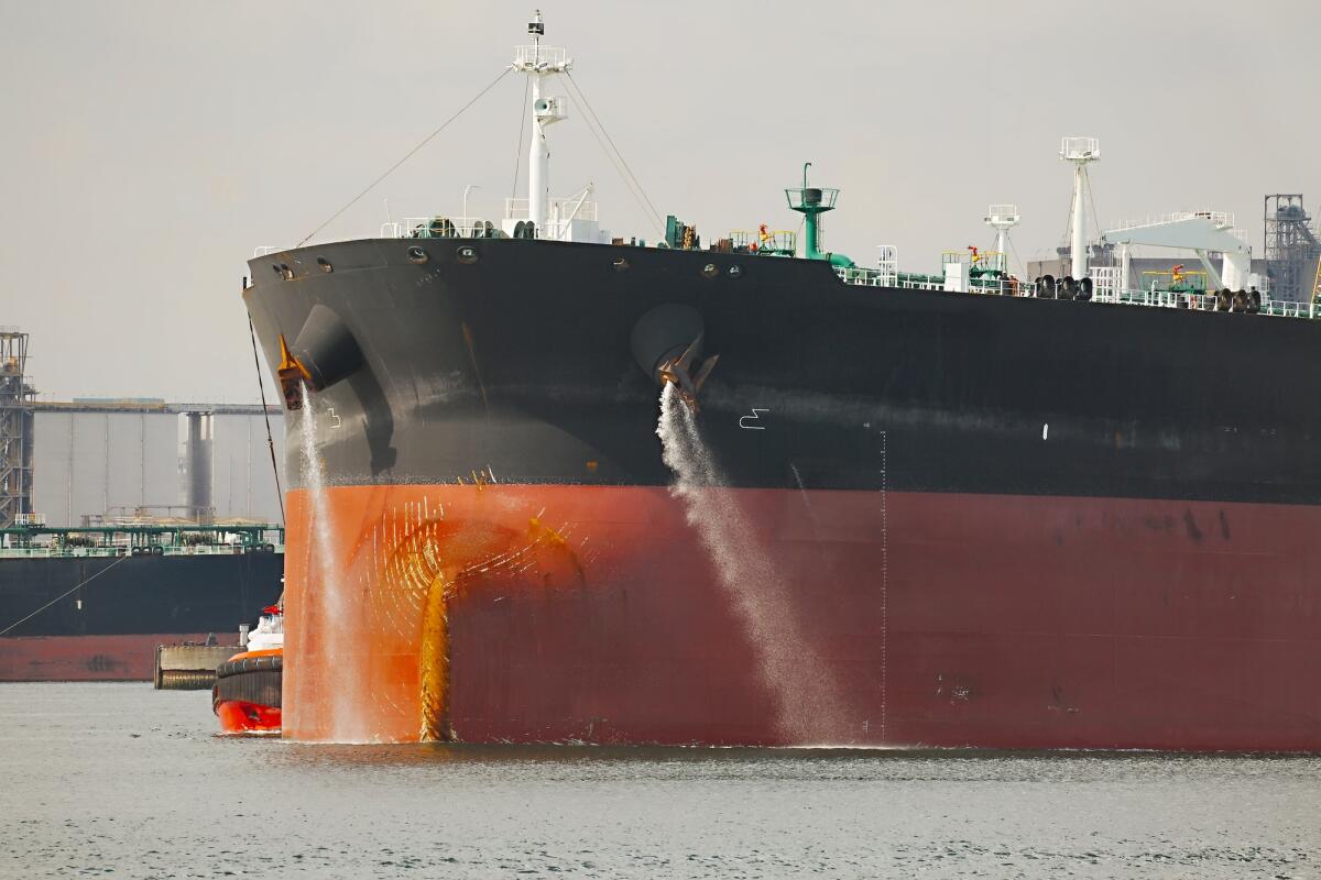 Gestione delle acque di zavorra: come combattere un inquinamento tanto invisibile quanto dannoso - Large crude oil tanker ship pumping out ballast water when coming into port
