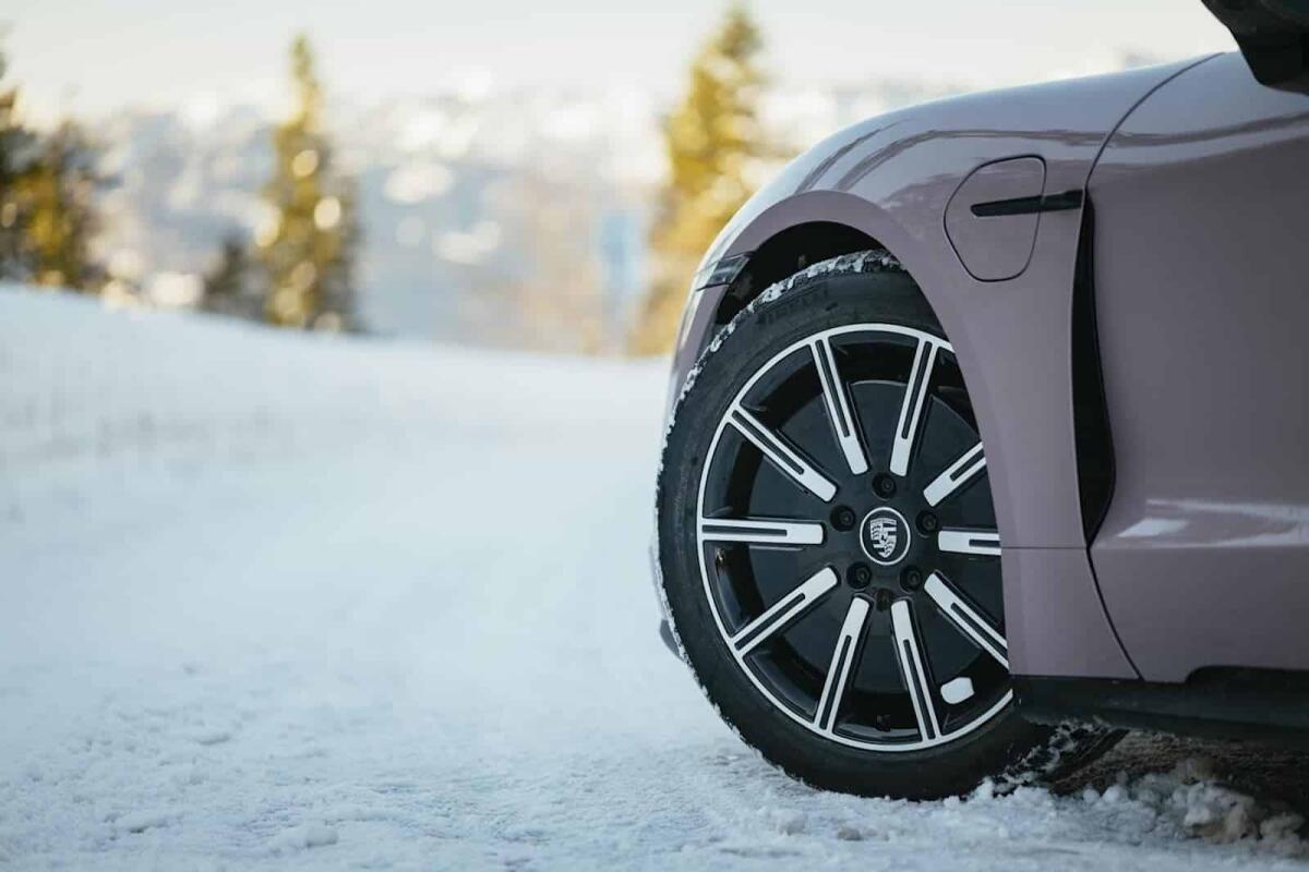 Porsche: nuovo brevetto mostra un raffreddamento attivo per i freni - 