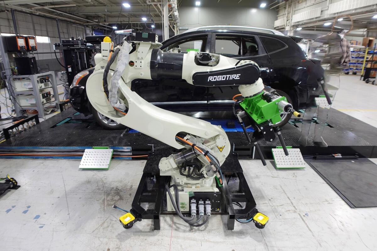 Cambio gomme: robot con intelligenza artificiale lo fa in metà del tempo rispetto ad una persona - 