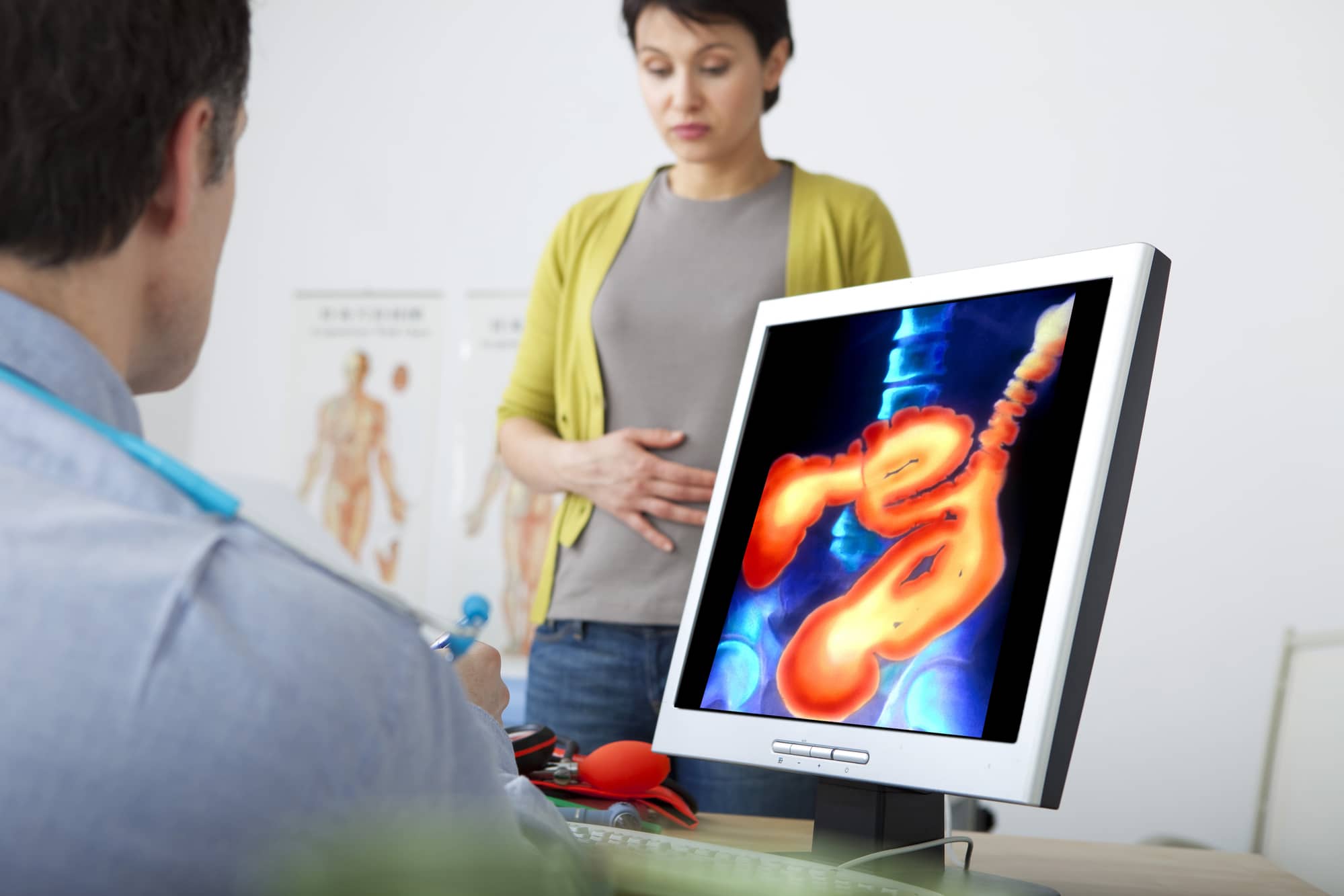 Paziente che esegue una visita gastroenterologica di controllo.
