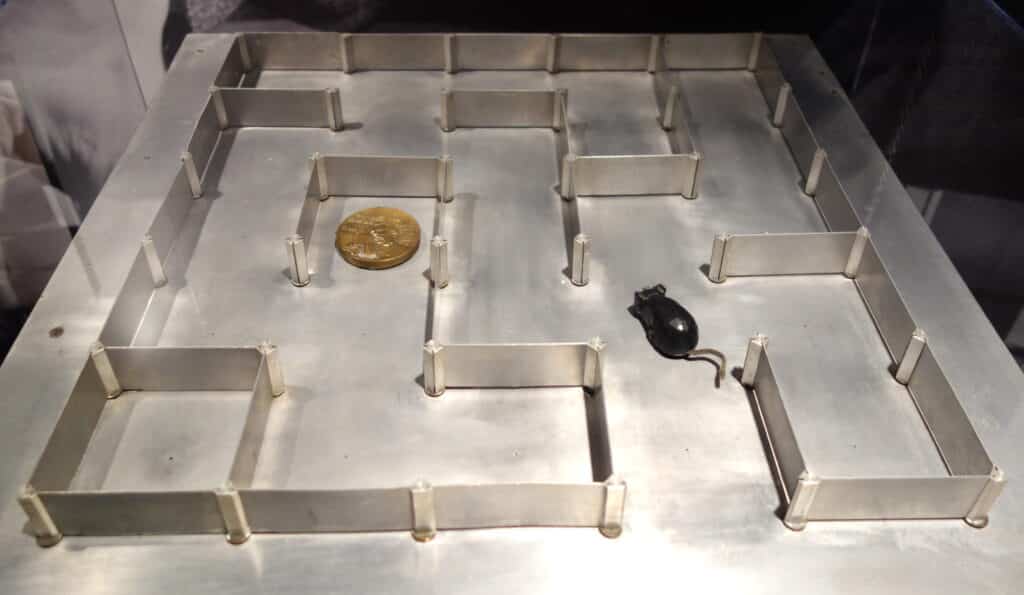 Il Theseus Maze, un apparecchio ludico elettromeccanico ideato da Shannon nel 1952 e attualmente in mostra al museo del MIT di Cambridge (Massachusetts).