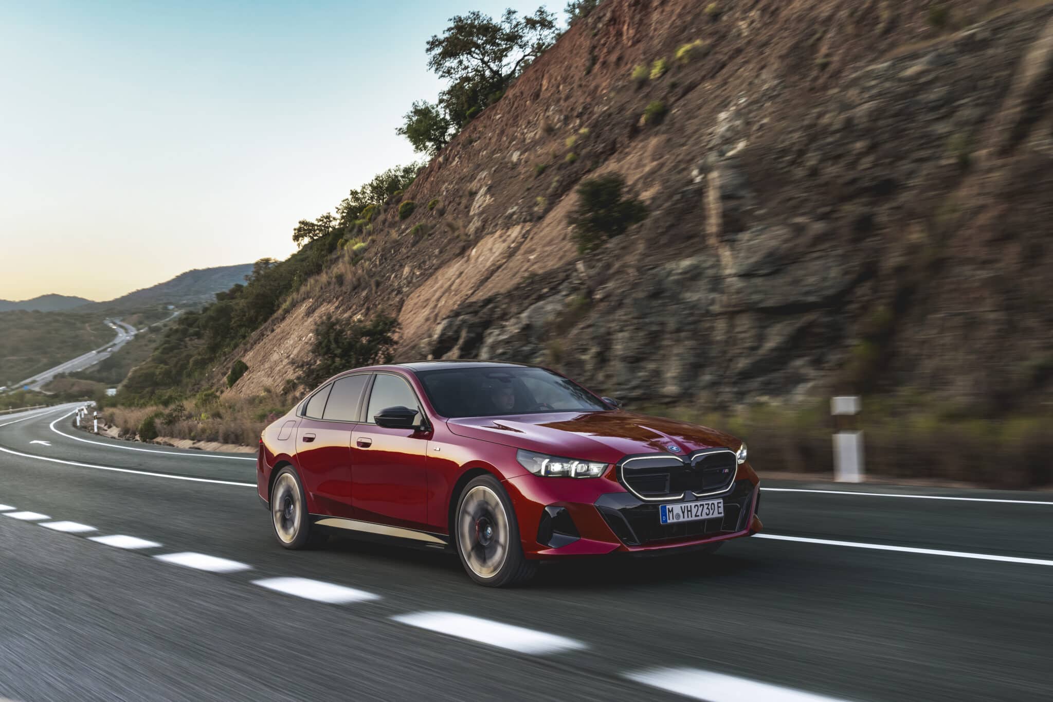 BMW Serie 5 si rinnova e arriva anche in versione elettrica: caratteristiche, allestimenti